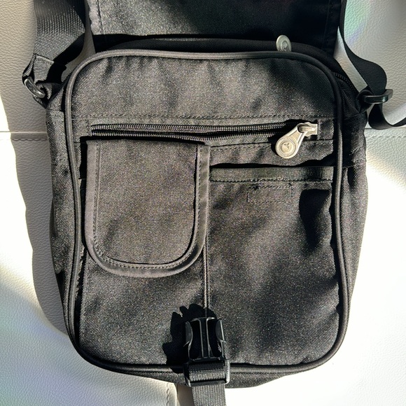 Vaude cross body bag, multi pocket, secure, small adjustable - Picture 6 of 11